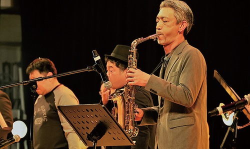 パフォーマンスの様子＝提供