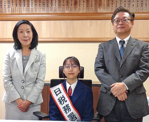 一日税務署長を務めた竪月さん