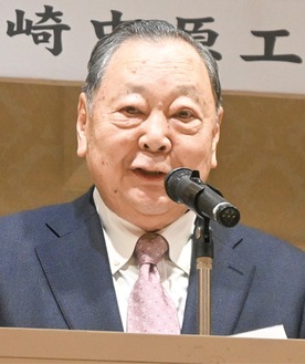 抱負を述べる小林会長