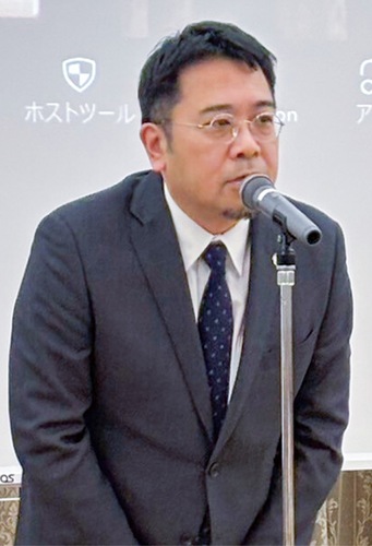 贈呈式であいさつする古宮会長