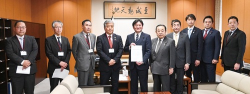 武部副大臣(左から5人目)に要望書を手渡す協会関係者と顧問議員団