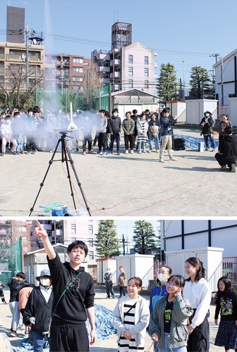 校庭で行ったモデルロケット打ち上げ体験（上）と、説明を受ける児童