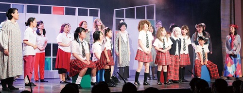 多様性を演じる団員