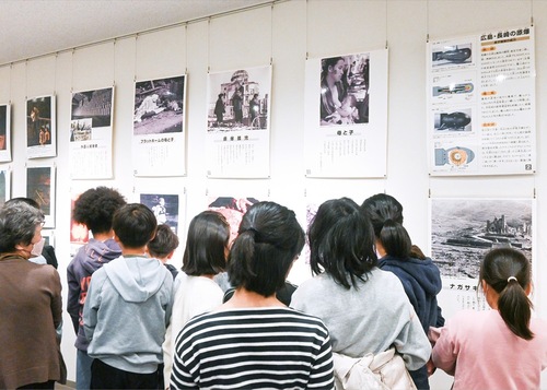 パネルを見学する東住吉小の児童