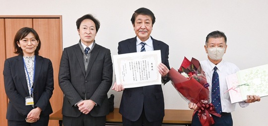 （左から）上瀧園長、斎藤業務執行理事、石渡理事長、山岸理事