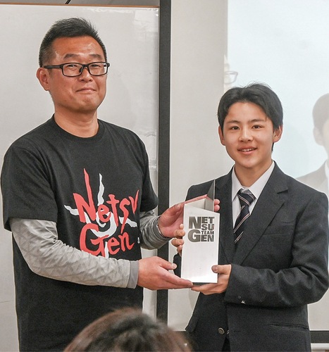 NETSUGENの松本さんから盾を受け取る川本さん