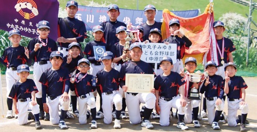 全勝で優勝したチームのメンバーら