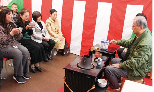 抹茶を楽しむ住民ら