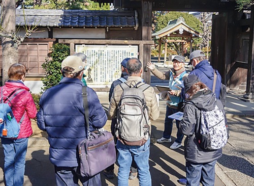 地域の名所を案内するガイド