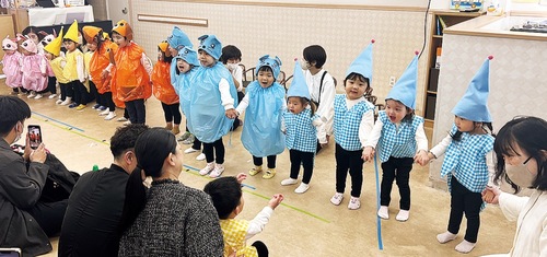 力を合わせてカブを抜いた、にじ組の園児