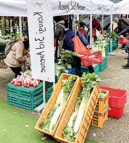 地元農産物が並ぶ会場