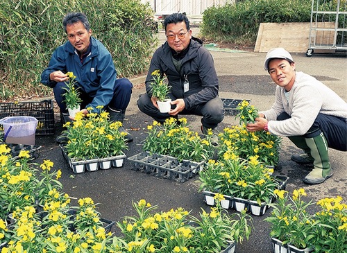 調達協議会のメンバーと江口政喜さん（中央）