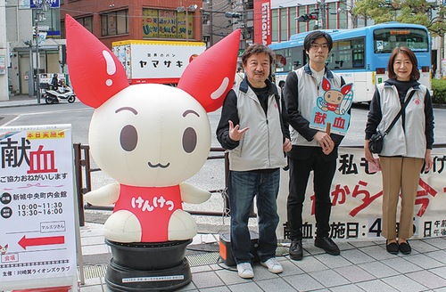 献血を呼び掛けた会員ら