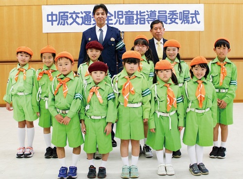 おそろいの制服で委嘱式に参加した児童ら