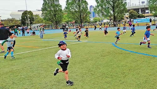 芝の上を走り回る子どもたち