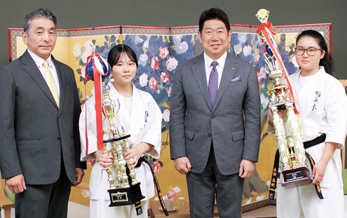 右から志保さん、福田市長、夏さん、古賀裕和副会長