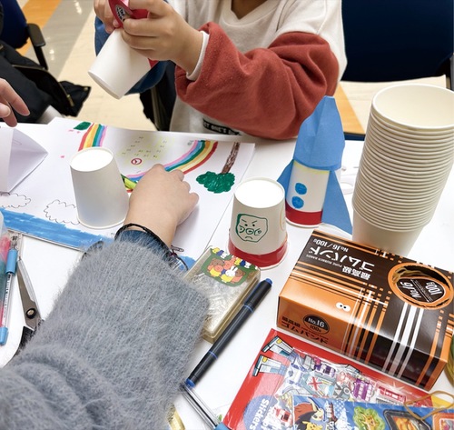 子ども向けの遊び場ブースも