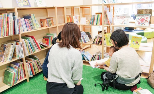 親子に絵本を案内するボランティア