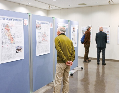 会の独自調査資料などを展示＝昨年