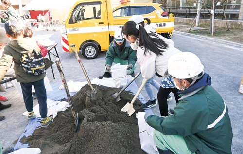 昨秋の防災訓練で行われた土のう作成体験