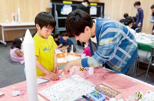 ロケット作りに挑戦する児童