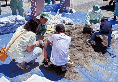 土のう作成を体験する参加者
