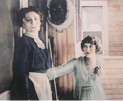 女性監督による「汚点」