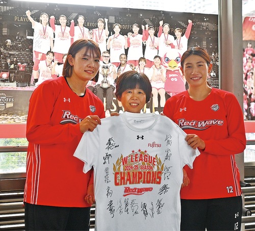 （左から）宮下選手、沖本区長、奥選手