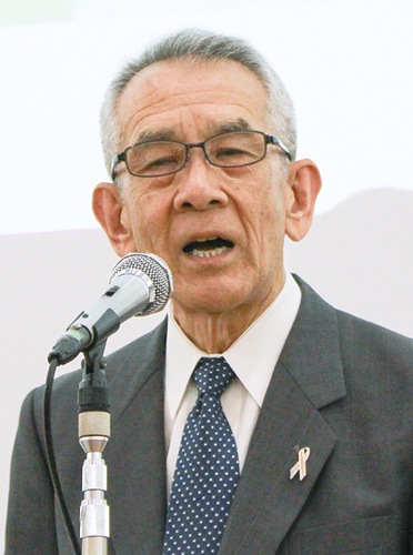 あいさつする長加部理事長