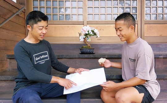 地図を広げて確認する仲田さん親子