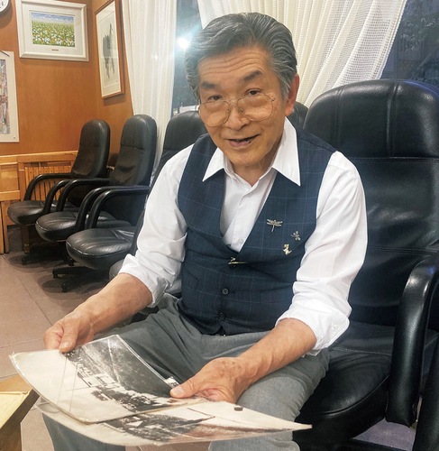 写真の説明をする小野さん