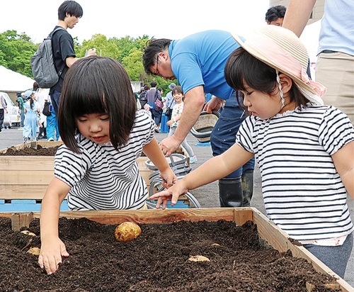 収穫体験する子ども