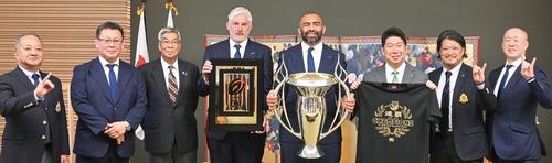 リーチ・マイケル選手(右から４人目)やチーム関係者が訪問