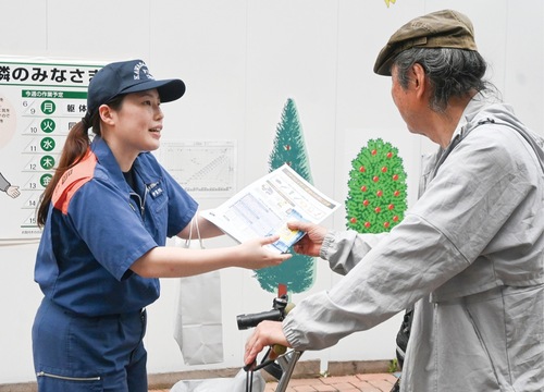 チラシを配布する消防署員