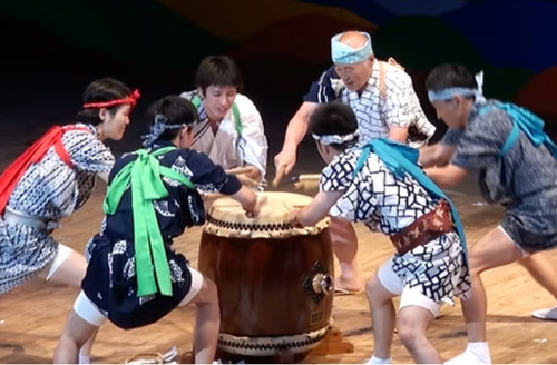 演奏する祭音のメンバー