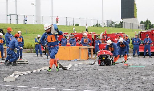 日頃の訓練の成果を発表する団員