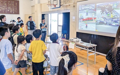 ゲームに夢中になる参加者＝提供