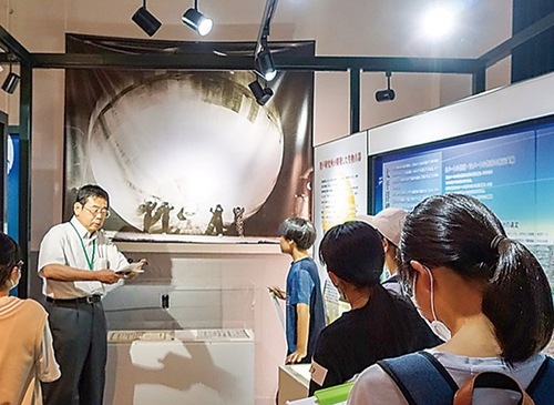 昨年の「10代のための見学会」で解説する山田館長