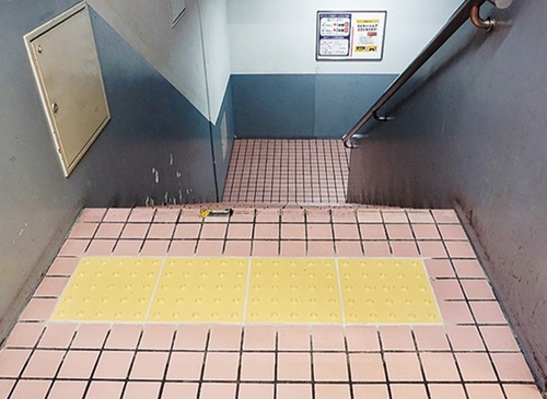 警告ブロックが整備されたアゼリアの地下駐車場につながる階段