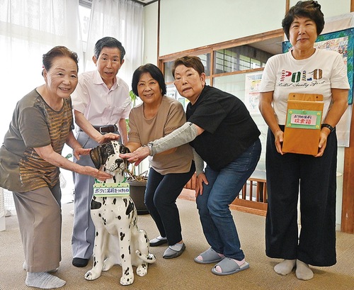 犬の置物を愛でる利用者