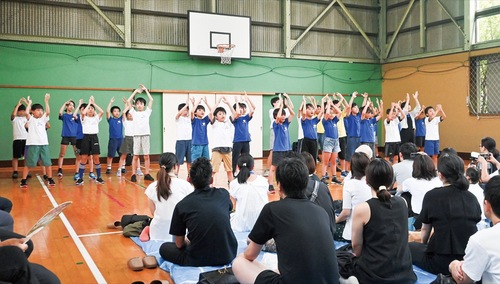 練習の成果を披露する子どもたち