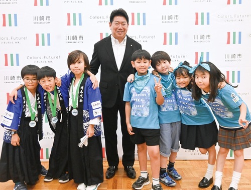 市長のもとを訪れた児童
