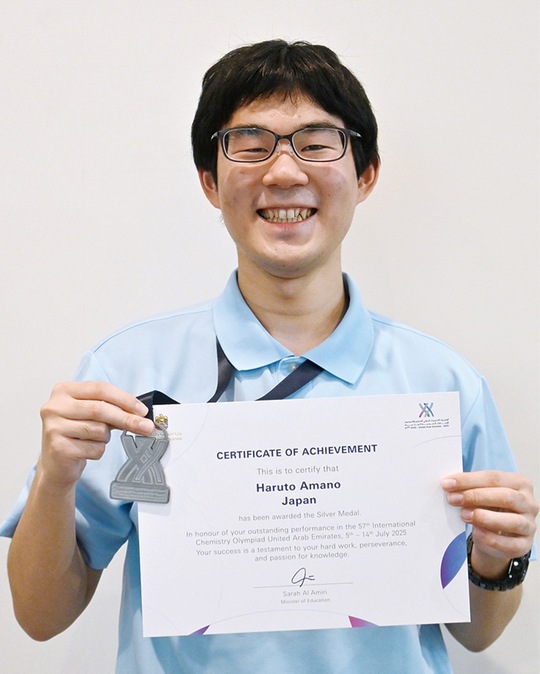 賞状とメダルを手にする天野さん