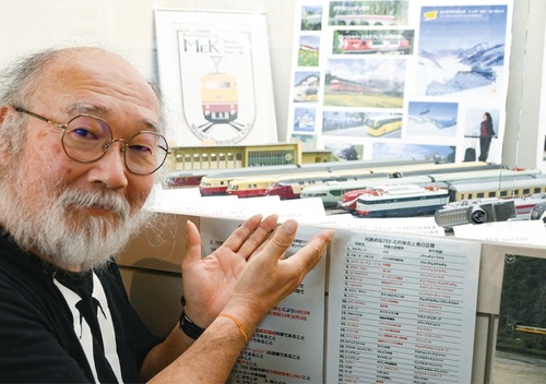 鉄道模型を指す事務局長の二上さん
