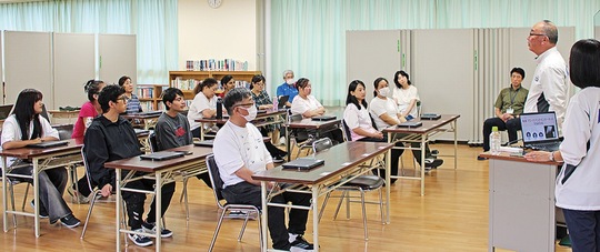 講座ではスライドを使い、わかりやすい言葉でゆっくりと説明