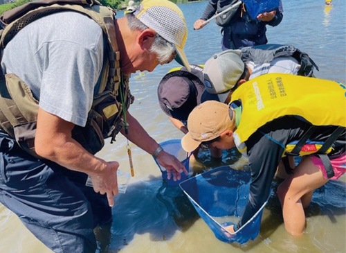 指導を受け、網を入れる子ども