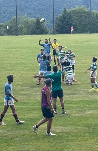 菅平高原のグラウンドでボールを追う選手＝提供