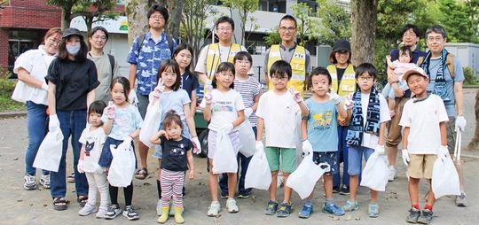 初回の「大戸おそうじ散歩」に参加した保護者と子どもたち