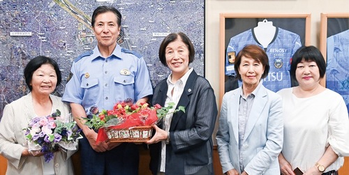 菅署長へ手渡すメンバー