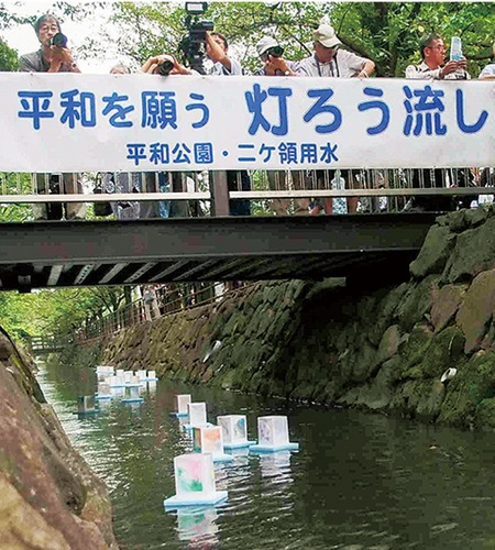 二ヶ領用水を流れる灯ろう＝写真は過去